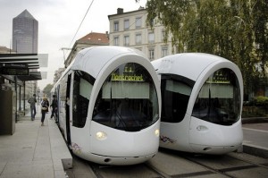 Image montrant deux tramway du réseau de transport en commun de la ville de Lyon